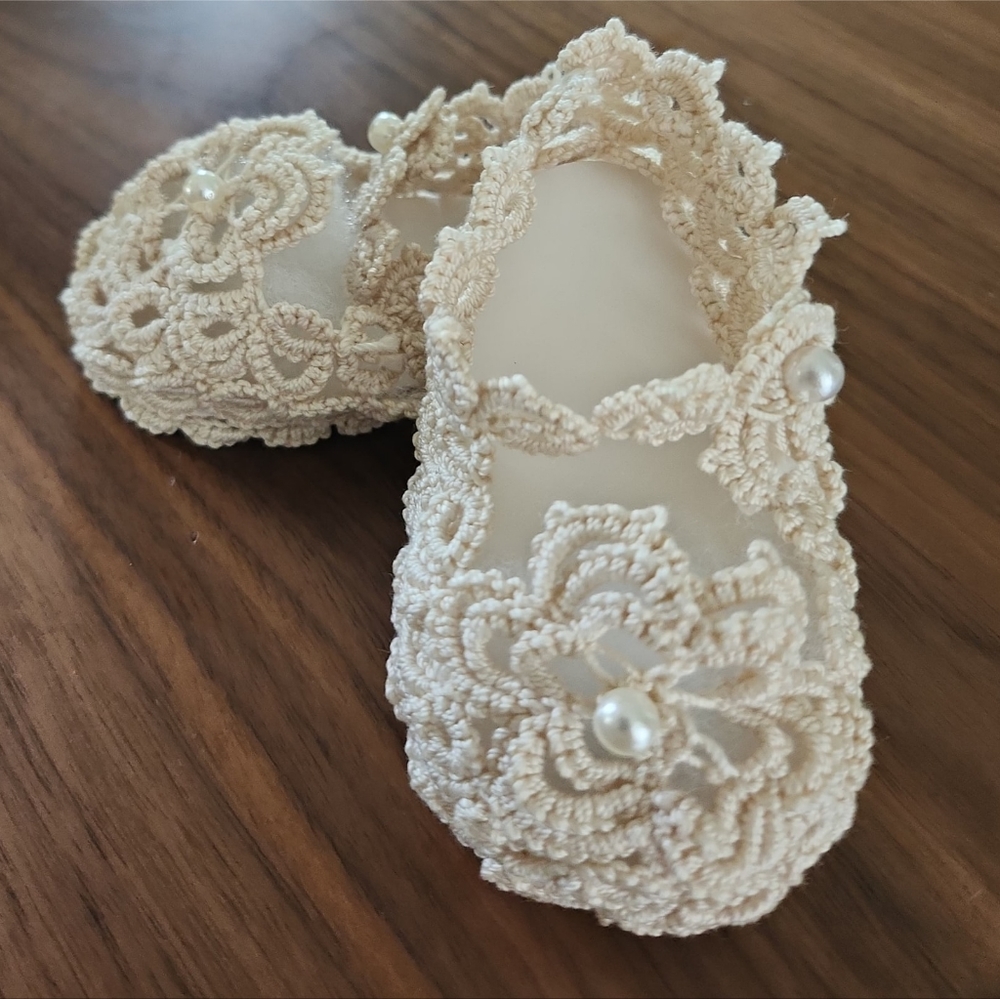 Baby boot in FRIVOLITE